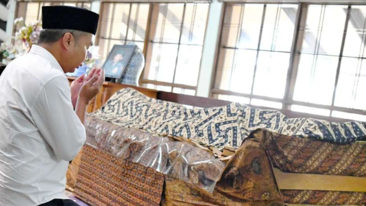 Penjabat Gubernur Jawa Barat Bey Machmudin Mengunjungi Rumah Duka Almarhum Mantan Gubernur Solihin GP