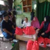 Yudha Anggota DPRD Garut mengunjungi lansia dhuafa di Kecamatan Leuwigoong