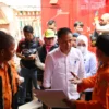 Penjabat Gubernur Jawa Barat Bey Machmudin meninjau lokasi bencana banjir