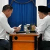 Penjabat Gubernur Jawa Barat Bey Machmudin menunaikan zakat melalui Baznas Provinsi Jabar, di Gedung Sate, Sel