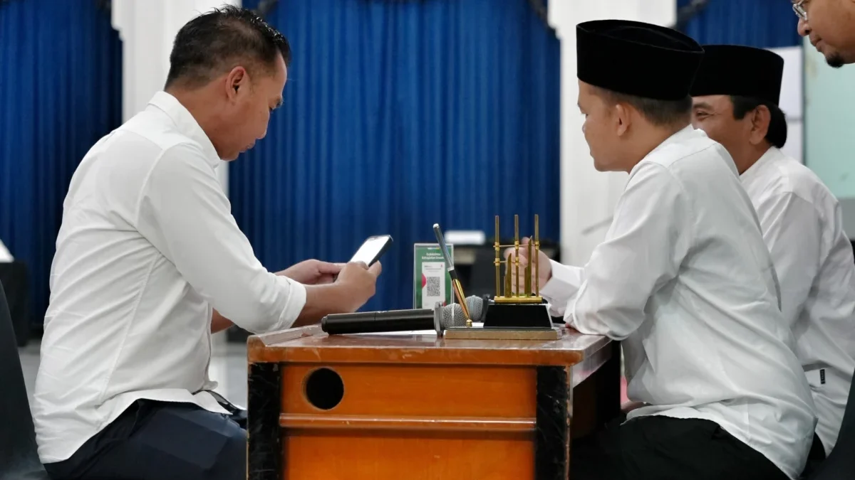 Penjabat Gubernur Jawa Barat Bey Machmudin menunaikan zakat melalui Baznas Provinsi Jabar, di Gedung Sate, Sel