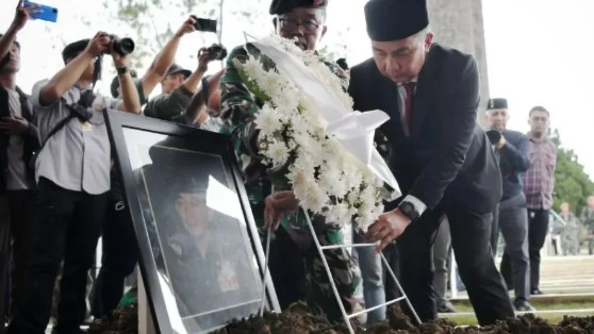 Pj Gubernur Jawa Barat Jadi Irup di Upacara Pemakaman Sholihin GP