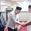 Bey Machmudin Terawih di Mesjid Mungsolkanas di Bandung