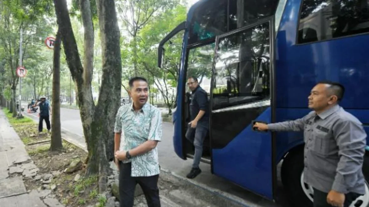 Penerapan Friday Car Free Pertama, Pj Gubernur Jawa Barat Berangkat ke Gedung Sate Naik Bus (JE)