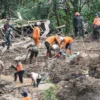 Pj Gubernur Jawa Barat Langsung Meninjau Lokasi Bencana Banjir dan Longsor di Cipongkor