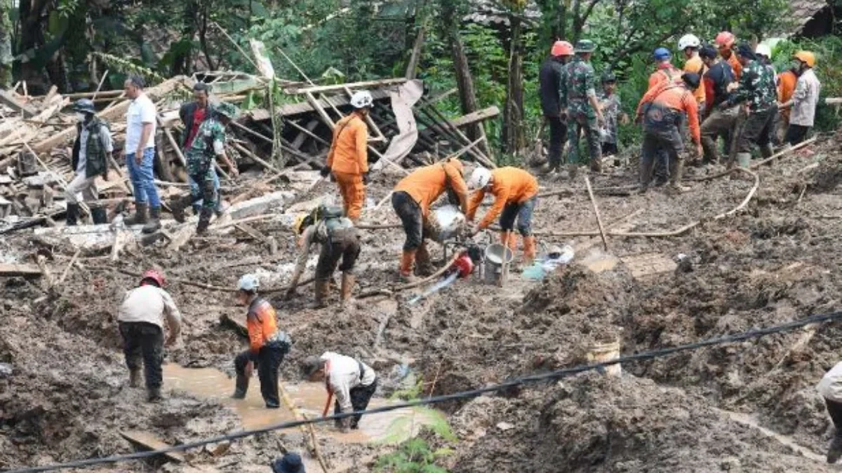Pj Gubernur Jawa Barat Langsung Meninjau Lokasi Bencana Banjir dan Longsor di Cipongkor