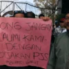 pedagang kaki lima melakukan demo di depan kantor Bupati Garut