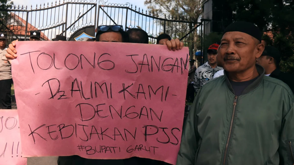 pedagang kaki lima melakukan demo di depan kantor Bupati Garut