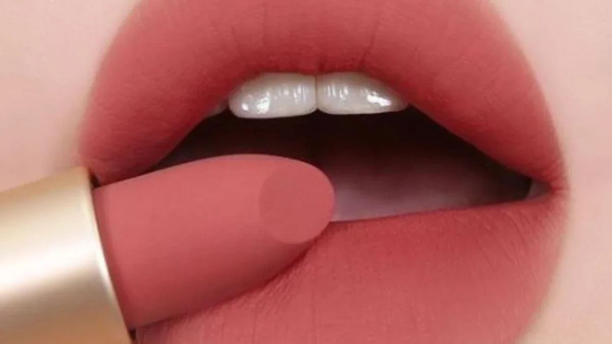 Begini Nih Cara Menentukan Warna Lipstik yang Tepat Sesuai dengan Bentuk Bibir