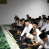 Pj Gubernur Jawa Barat Terawih di Mesjid Jami Biaturrohman Cimahi (JE)