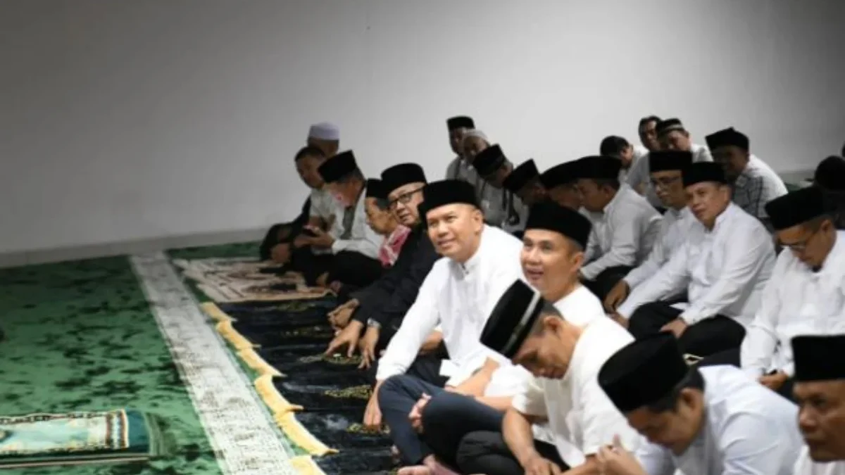 Pj Gubernur Jawa Barat Terawih di Mesjid Jami Biaturrohman Cimahi (JE)