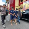 Dua Pelaku Perdagangan Sepatu Merk Ilegal Berhasil Diamankan, Untung Jutaan Rupiah. Foto Agi Jabar Ekspres