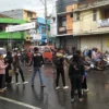 Ormas Manggala Garuda Putih (MGP) DPC Kabupaten Garut berbagi takjil kepada pengguna jalan