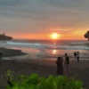 Pantai Madasari, Destinasi Tersembunyi di Pangandaran dengan Keindahan Sunset yang Memukau!