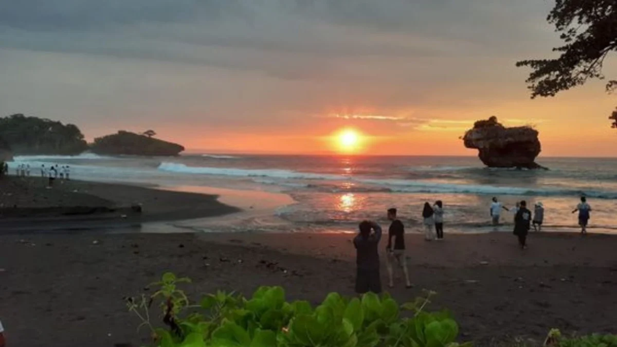 Pantai Madasari, Destinasi Tersembunyi di Pangandaran dengan Keindahan Sunset yang Memukau!