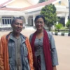 Akil Rahmat Firdauzi bersama istrinya usai berkeliling disekitaran komplek Pendopo, Selasa 28 Mei 2024.