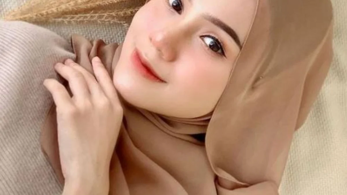 Bikin Kulit Anda Terlihat Cerah, Simak Rekomendasi Warna Hijabnya Disini