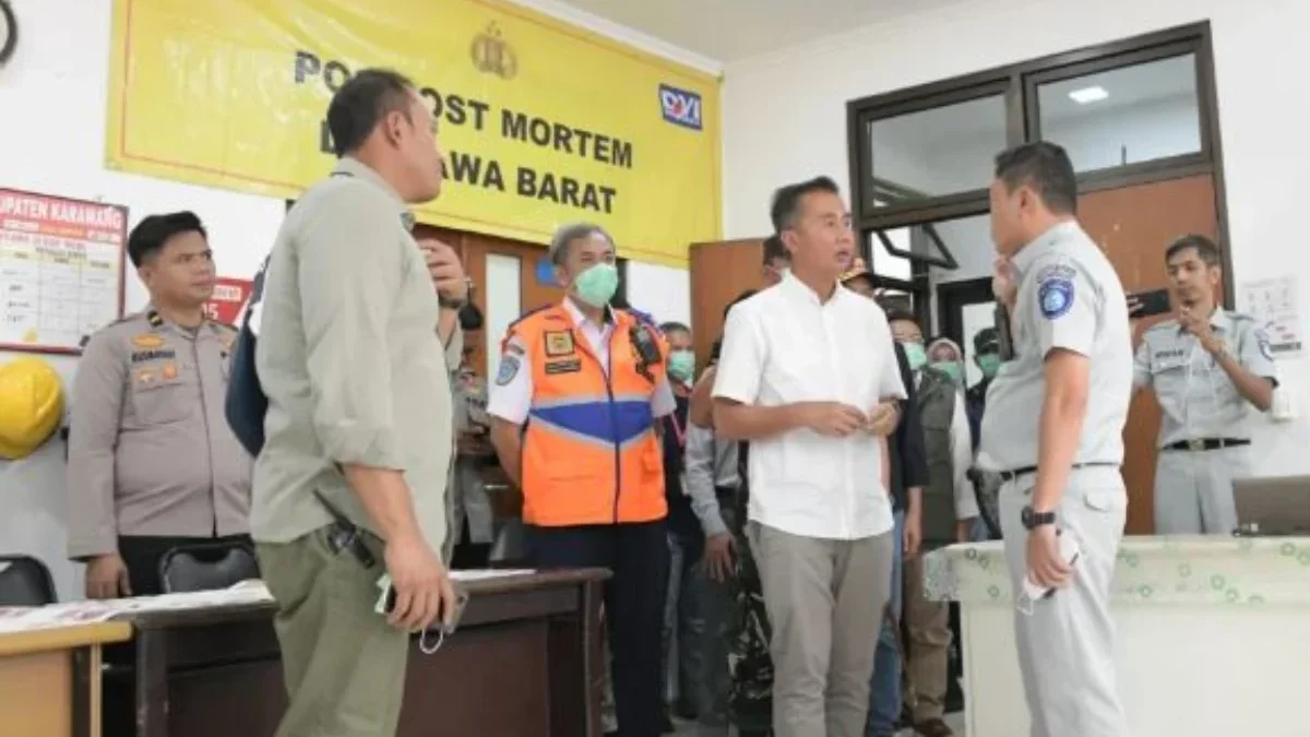 Pj Gubernur Jawa Barat Mendatangi RSUD Karawang untuk Melihat Korban Kecelakaan di Tol Japek