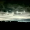 Penampakan 9 Pilar Cahaya di Langit Pesisir Jepang yang Viral di Tiktok
