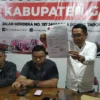 Memo Hermawan Pengurus DPD PDI Perjuangan Jabar menunjukkan surat tugas kepada Yudha Puja Turnawan untuk maju
