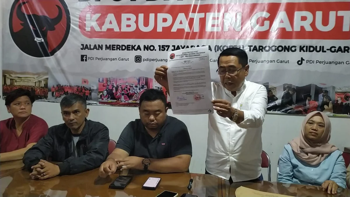 Memo Hermawan Pengurus DPD PDI Perjuangan Jabar menunjukkan surat tugas kepada Yudha Puja Turnawan untuk maju