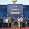 Pj Gubernur Jabar Bey Machmudin menyerahkan kadeudeuh dari BUMD Jabar untuk pemain Persib Bandung setelah menj