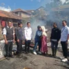 Biebie Bagja berkunjung ke lokasi kebakaran didampingi Kades Cinisti. (Feri Citra Burama/Radar Garut)