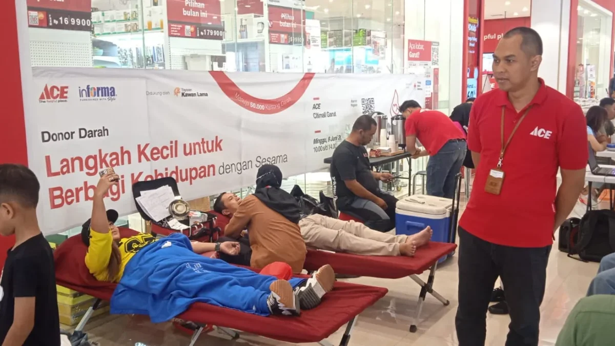 Isharyadi Encep Suherman (kaos merah) manager store ace saat memperhatikan para peserta donor darah.