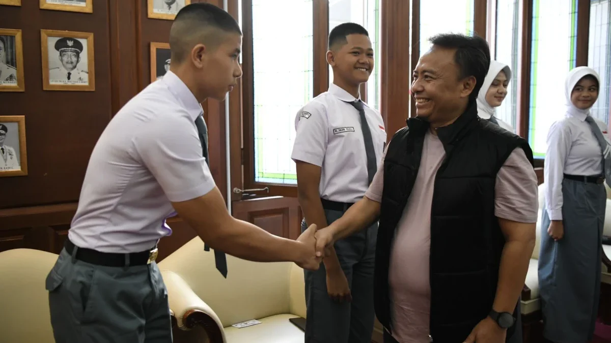 Sekda Jabar Herman Suryatman memberikan arahan kepada calon Paskibraka Perwakilan Jawa Barat di Gedung Sate, K