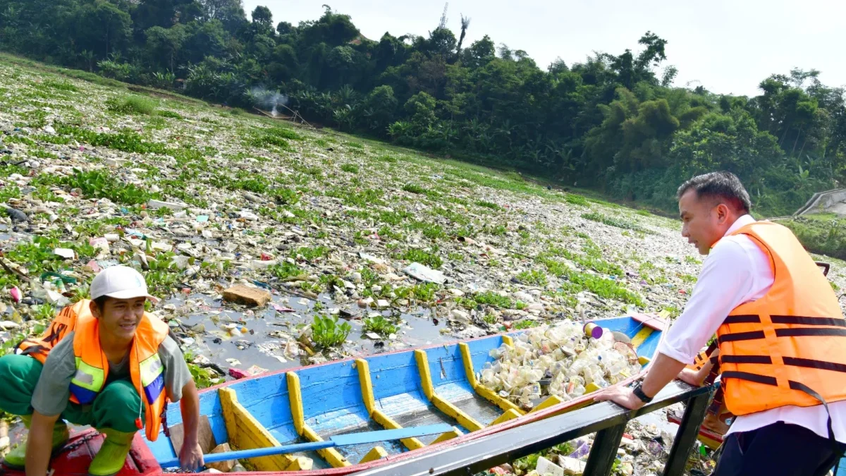 Penjabat Gubernur Jawa Barat Bey Machmudin meninjau tumpukan sampah di aliran Sungai Citarum tepatnya di bawah