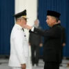 Pj Gubernur Jabar Bey Machmudin Melantik Penjabat Bupati Bandung Barat di Gedung Sate, Sabtu (15/6/2024).