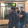 Anggota DPRD Garut Yudha Puja Turnawan berkunjung ke lokasi kebakaran bersama camat