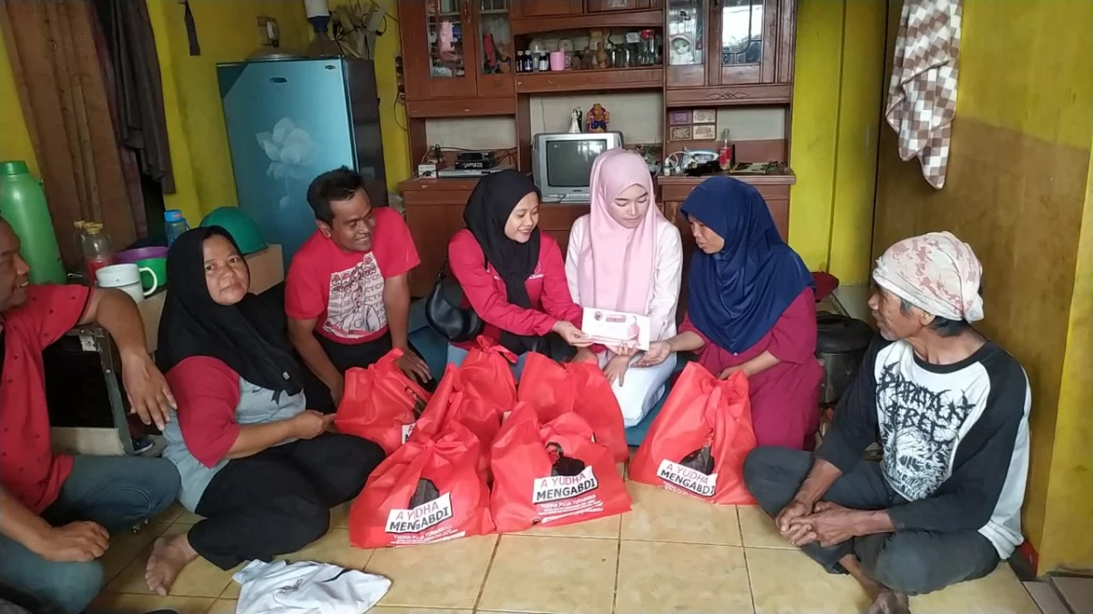 Yudha Puja Turnawan mengutus tim ke lokasi menyalurkan bantuan pada korban kebakaran di kampung Pasir Seah