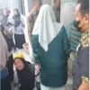 Guru honorer menangis saat demo di gedung DPRD Garut