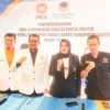 Ketua DPD PKS Garut Helmi Budiman didampingi Sekertaris saat melakukan MoU bersama Ketua DPD Nasdem Garut Diah