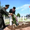 Pj Gubernur Jawa Barat Bey Machmudin menjadi inspektur upacara pemakaman almarhum Mayjen TNI Purnawirawan HR N