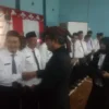 Camat Sardiman Tanjung serahkan SK NIPD di GOR Desa Padasuka, Kamis (18/7).(pepen apendi)