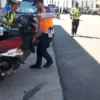 Petugas Satlantas Polres Garut bersama Petugas dari Dishub Garut, mengangkut kendaraan motor yang kedapatan se