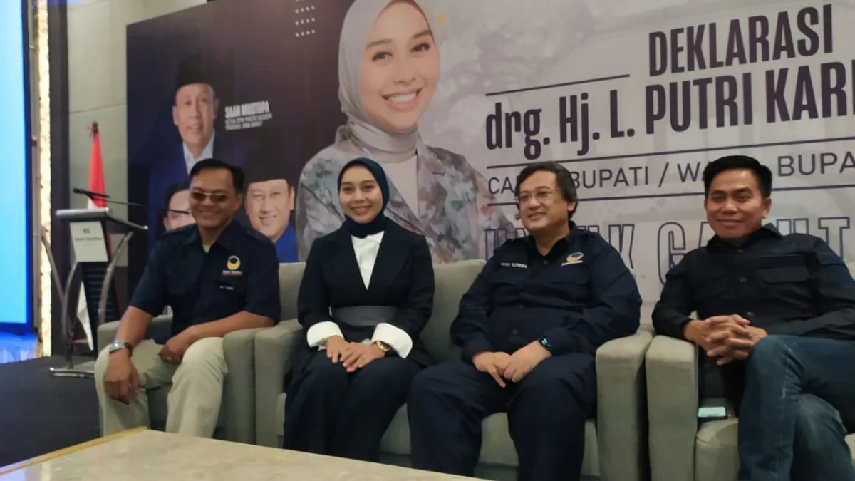 Ketua DPD Nasdem Garut (dua dari kanan) bersama Putri Karlina (dua dari kiri) dan sejumlah pengurus Nasdem lai