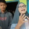 Titin Prialianti bersama mantan terpidana anak kasus Vina Cirebon, Saka Tatal. Foto:-Dedi Haryadi-Radarcirebon