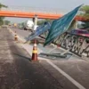 Detik-Detik Bus Dosen Unpam Manabrak Tiang Rambu di Tol Cipali