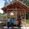 TPU Kampung Cijeleureun, Desa Mekarsari, Kecamatan Bayongbong terawat dengan baik dan dibangun saung