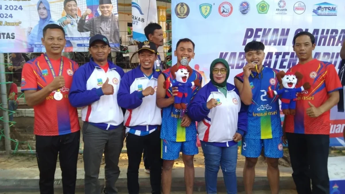 Iwan Ridwan (tiga dari kiri), Biebie Bagja (tiga dari kanan) foto bersama dengan atlet voli pasir dan pelatih