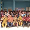 Yudha Puja Turnawan foto bersama dengan Camat Banyuresmi, Kades Sukalaksana, pendamping PKH dan KPM PKH di kan