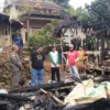 Yudha Puja Turnawan mengunjungi lokasi kebakaran di Kampung Batu Tumpang Desa Lingamanik Kecamatan Cikelet