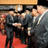 Penjabat Gubernur Jawa Barat Bey Machmudin menghadiri dan memberikan sambutan pada Rapat Paripurna DPRD Kota B