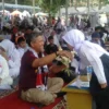 Rusdedy Kepala Lapas Kelas II B Garut bersalaman dengan anak yatim di acara Muharram Fest di SOR Kerkof