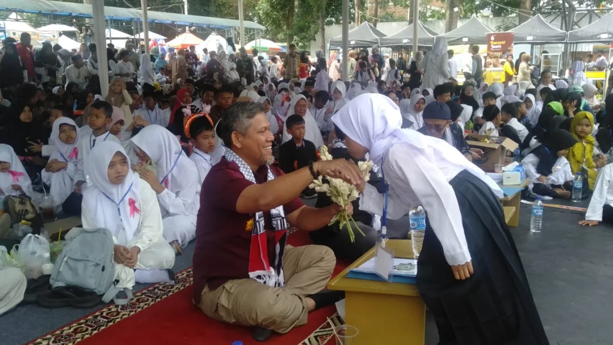 Rusdedy Kepala Lapas Kelas II B Garut bersalaman dengan anak yatim di acara Muharram Fest di SOR Kerkof