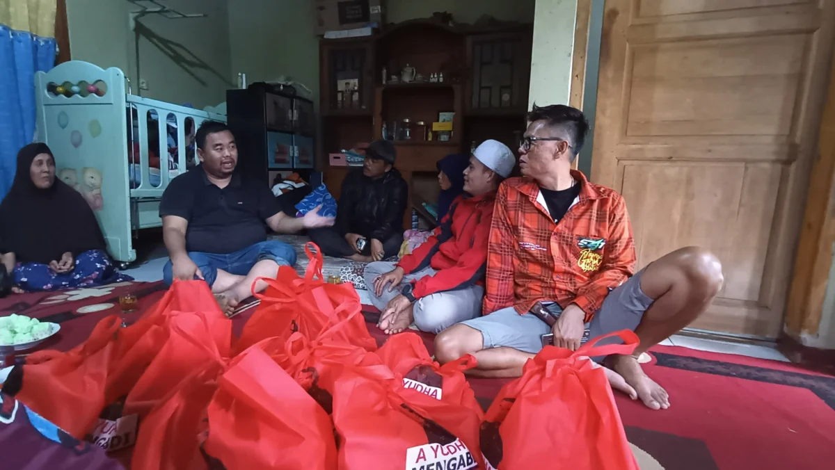 Yudha Puja Turnawan mengunjungi korban kebakaran dan memberikan sejumlah bantuan