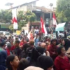 Ratusan PKL melakukan aksi demo protes ke Pj Bupati Garut akibat kebijakan relokasi